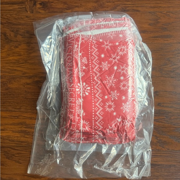 [Victoria’s Secret] Sherpa Fleece Holiday Blanket Cozy Snowflake - Picture 6 of 7